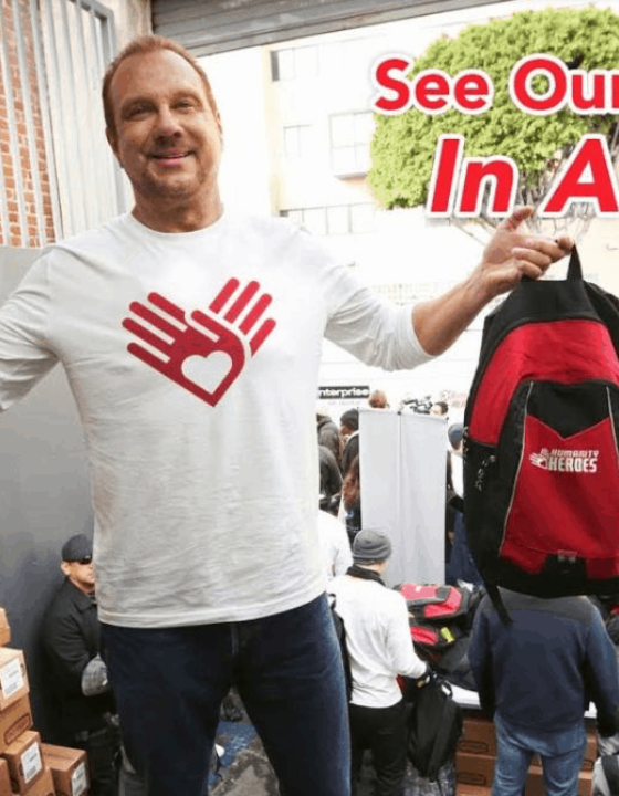 HUMANITY HEROES : Handing out backpacks to the homeless