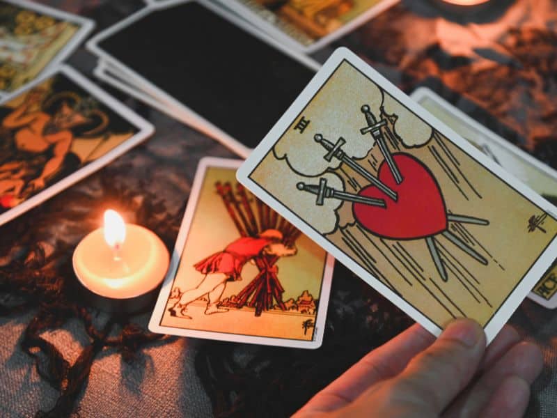How To How to read tarot cards